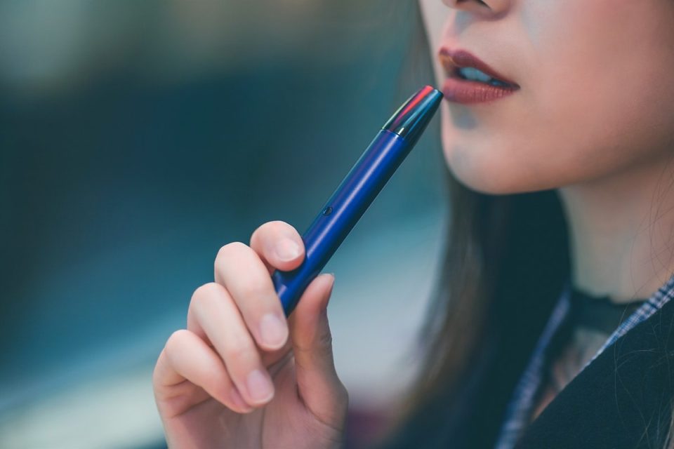 The Pros and Cons of Electronic cigarette