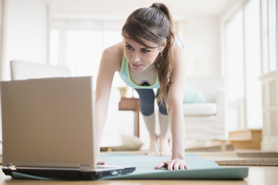 5 essential factors to consider for an online yoga teacher training course